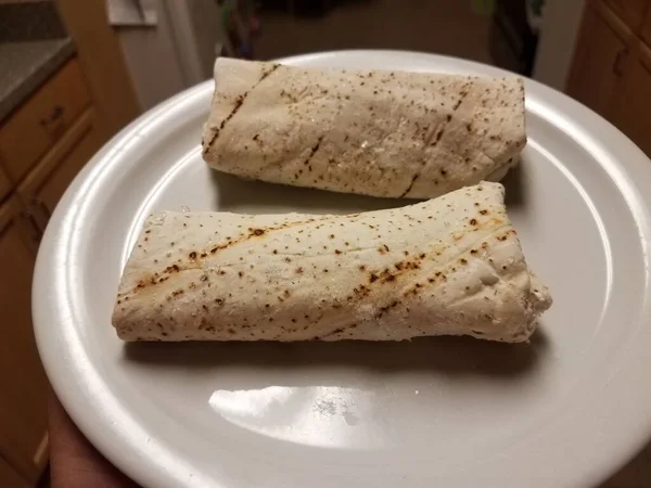 Dos Burritos Congelados Plato Blanco Cocina —  Fotos de Stock