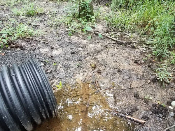 Tubo Drenagem Preto Com Água Lama — Fotografia de Stock