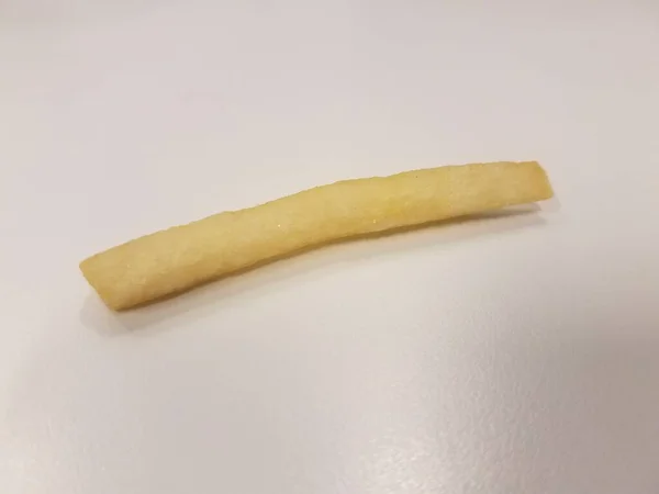 Een Enkele Friet Zittend Een Wit Oppervlak — Stockfoto