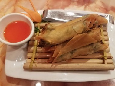 Tabakta soslu kızarmış yumurta ruloları.