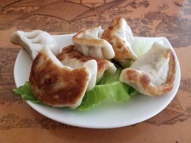 Kızarmış Çin mantısı ya da tabakta marullu yemek.