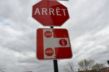 Kanada 'da kırmızı üç yön dur ya da işaret fişeği