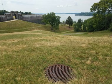 Washington Dağı ve Potomac Nehri manzarası ve metal ızgaralı yeşil çimenler