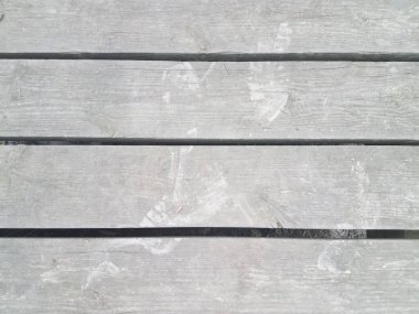 Tahta üzerinde birkaç toprak ayak izi.