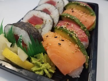 Somon, ton balığı, suşi, rulo ve avokado ile pilav.