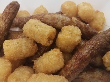 Bir yığın patates kızartması ve hindi sosisi.