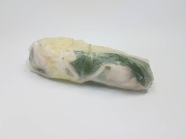 karides, marul, fesleğen ve lahanayla sarılmış pirinç kağıdı veya rulo