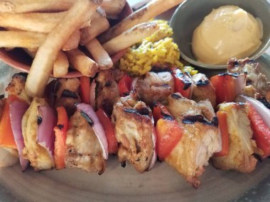 Tavuk, soğan, kırmızı biber ve pilav.