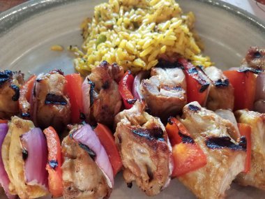 Tavuk, soğan, kırmızı biber ve pilav.