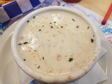 Baharat aromalı beyaz deniz tarağı çorbası.