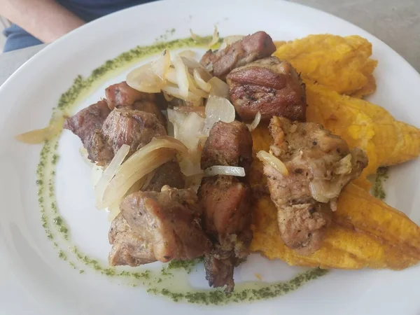 Gebratene Schweinebraten Mit Kochbananen Auf Weißem Teller Puerto Rico — Stockfoto