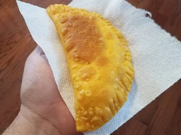 Mano Tenendo Pasta Fritta Sul Tovagliolo Cibo Porto Rico — Foto Stock