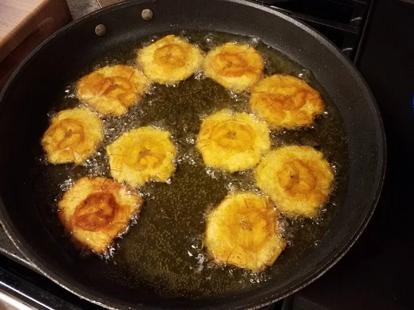 Sült Plantain Egy Serpenyőben Vagy Serpenyőben Olajjal Puerto Rico Élelmiszer — Stock Fotó