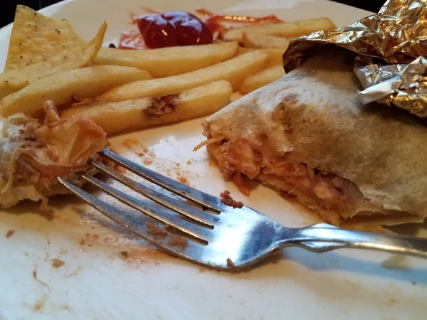Widelec Pół Zjedzonym Burrito Frytkami — Zdjęcie stockowe