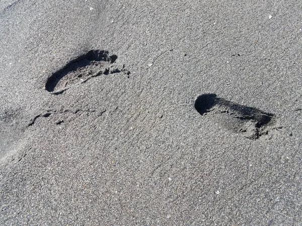 Pegada Trilhas Areia Cinza Molhada Praia — Fotografia de Stock