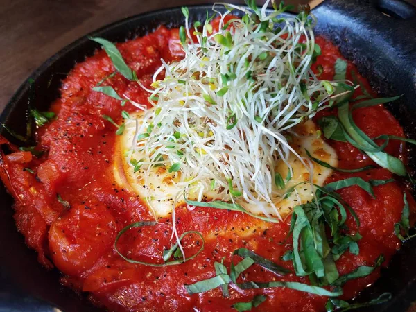 Kızarmış kırmızı domates, erimiş peynir ve fesleğenli lahana.