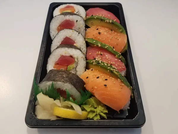 Salmón Sushi Atún Rollos Arroz Con Aguacate —  Fotos de Stock