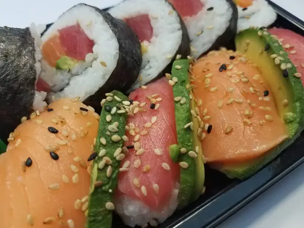 Zalm Tonijn Sushi Broodjes Rijst Met Avocado — Stockfoto