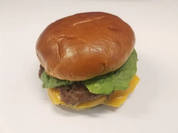 Ένα Cheeseburger Λευκή Επιφάνεια Μαρούλι Τυρί Και Αβοκάντο — Φωτογραφία Αρχείου