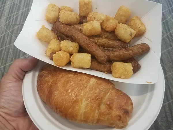 Croissant Salsicha Tater Tots Uma Chapa — Fotografia de Stock