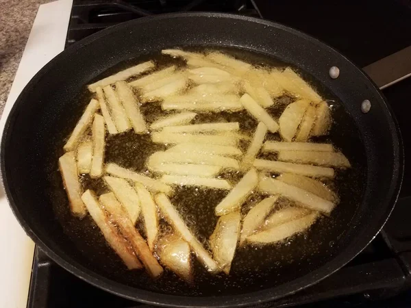 Багато Картоплі Фрі Смажать Гарячій Олії Сковороді Плиті Зверху — стокове фото