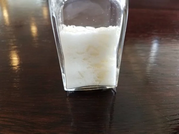 Salero Cristal Con Arroz Sobre Una Mesa Madera — Foto de Stock