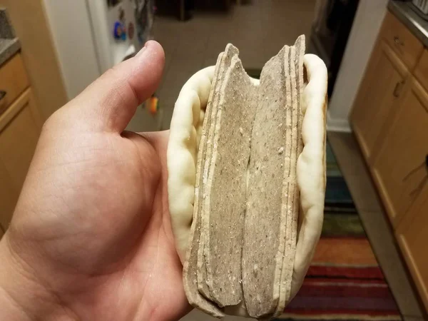 Mão Segurando Grego Cordeiro Carne Sanduíche Wuth Pita Pão Cozinha — Fotografia de Stock