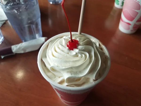 Xícara Com Milkshake Chantilly Cereja Uma Palha Tudo Uma Mesa — Fotografia de Stock