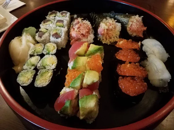 Een Grote Ronde Schotel Met Een Verscheidenheid Aan Sushi Rijst — Stockfoto