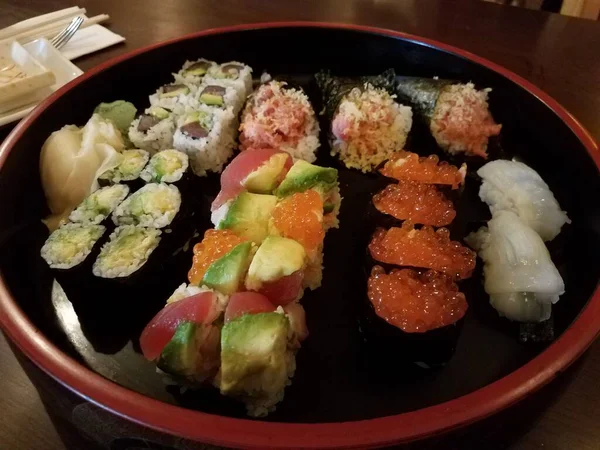 Duże Okrągłe Danie Różnych Sushi Ryżu Ryb Jaj — Zdjęcie stockowe