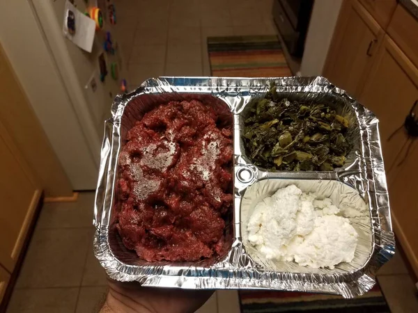 Ethiopisch Voedsel Rauw Rundvlees Groene Groenten Witte Kaas Keuken Metalen — Stockfoto