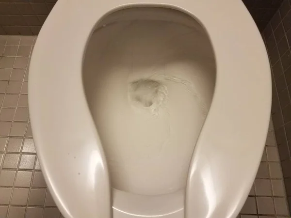Weiße Toilette Mit Wasserspülung Badezimmer — Stockfoto