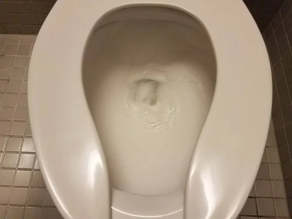 バスルームで水が洗い流される白いトイレ — ストック写真