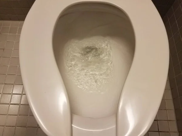 Білий Туалет Водою Змивається Ванній — стокове фото