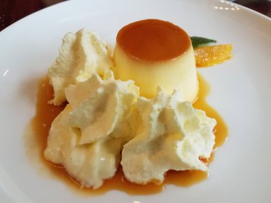 Geleneksel turta, dondurma ve krema.