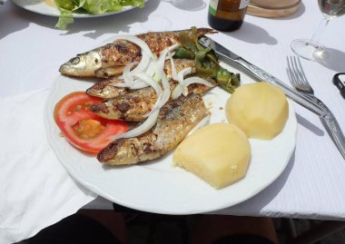 Soğanlı, patatesli ve domatesli sardalya balığı.