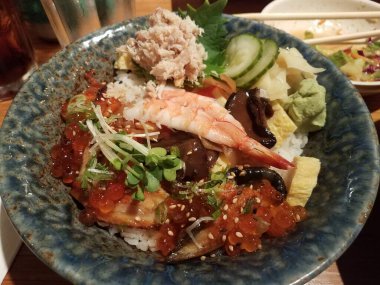 Japon yemeği balık yumurtası, karides ve pirinç.