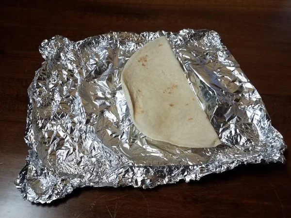 Mehl Tortilla Ordner Auf Blech Von Metallfolie — Stockfoto