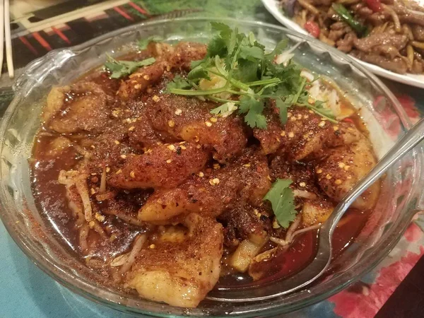 Würziger Chinesischer Fisch Schüssel Mit Mit Paprika Und Koriander — Stockfoto