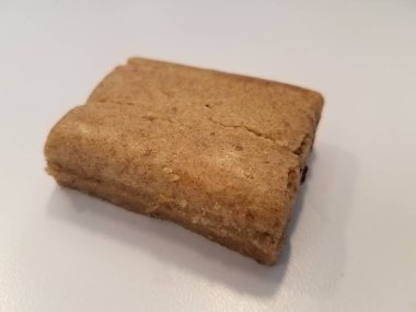 Beyaz bir yüzeyde incirli meyveli kurabiye.