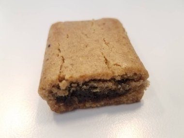 Beyaz bir yüzeyde incirli meyveli kurabiye.