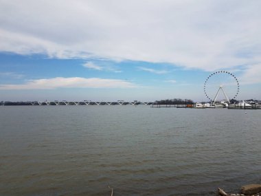 Potomac nehri, dönme dolap, Wilson köprüsü ve bulutlar.