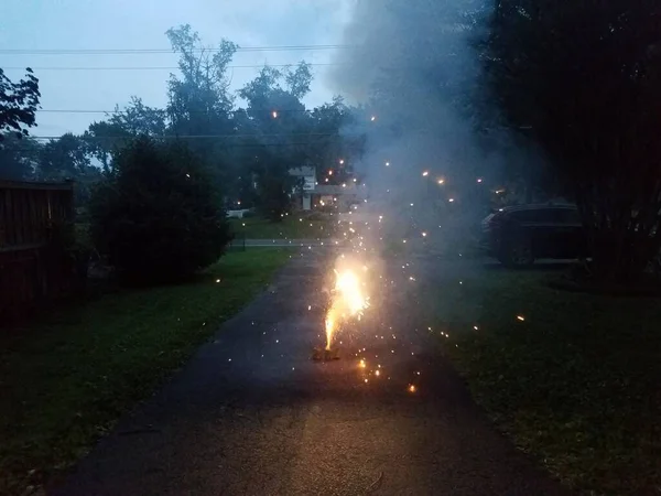 Fényes Színes Tűzijáték Kocsifelhajtón Szikrákkal Füsttel — Stock Fotó