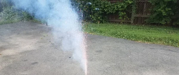 Fuegos Artificiales Petardos Chispas Humo Entrada Asfalto —  Fotos de Stock