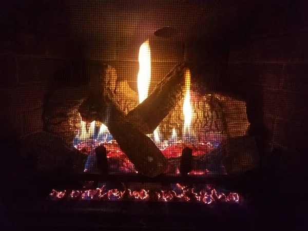 带火焰和火的燃气壁炉 原木和金属格栅盖 — 图库照片