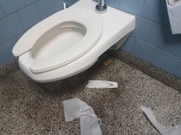 Toilette Bagno Sporco Pavimento Con Carta Igienica Piastrelle — Foto Stock