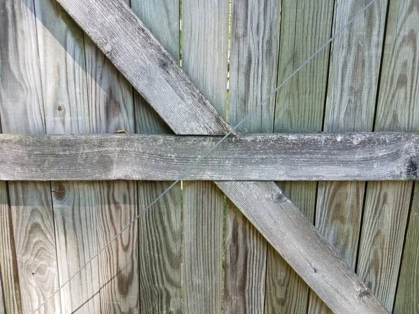 木制栅栏 带有褐色木板 彼此交错在一起 — 图库照片
