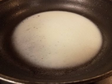 Kızartma tavasında ya da tavada ya da tavada yağ veya yağ