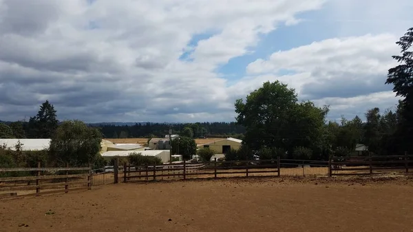 Granja Con Tierra Cerca Caca Animales Árboles Nubes —  Fotos de Stock