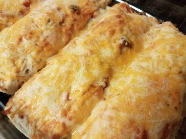 Peynirli enchilada ve cam tavada tortilla.